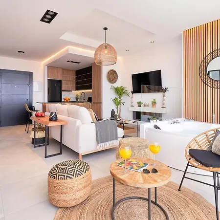 Pura Vida Luxury With Jacuzzi Apartament